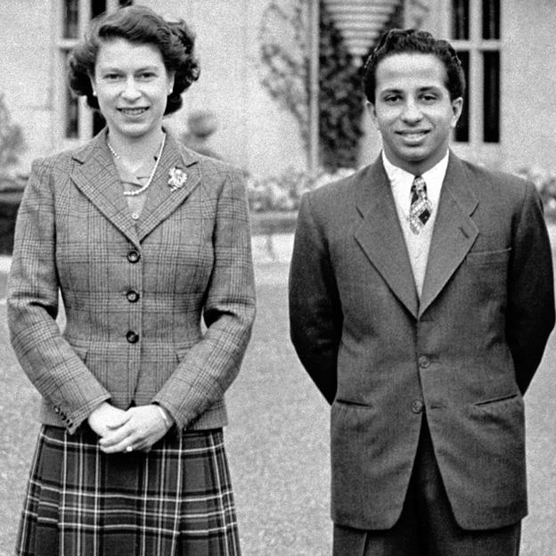 Faisal II junto a la reina Isabel. 