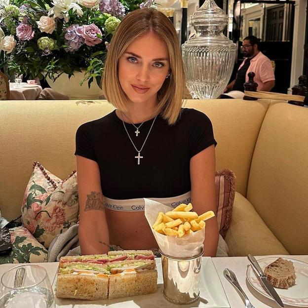 Chiara Ferragni comiendo patatas fritas