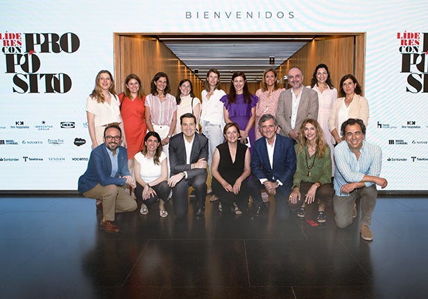 Foto de familia de la Jornada Colectiva del proyecto Líderes con propósito celebrada en Vocento: Cristina Riera (Tendam), Marisol Mobellán (IKEA), Elena Valderrábano (Telefónica), Micaela De la Villa (Mahou San Miguel), Mariana Ramonell (Vocento), Samary Fernández Feito, directora general del área de Lujo, Estilo de Vida y Revistas de Vocento e impulsora del proyecto Líderes con propósito, Marina Peñ (Santander), Fabián Gradolph (Salesforce), Rosa González (Santander) y  Beatriz Sánchez Guitián, directora general de la Fundación Máshumano (arriba, de izquierda a derecha). Debajo, Héctor García-Santacruz (Antrópico), Cristina Salmerón (Iberostar), Roberto Sanz Soblechero(HM Hospitales), Rosa Ramos (L'Oréal), Tomás Pereda, ponente de la jornada y miembro del con) y; y Álex Pallete, ponente de la jornada y miembro del consejo asesor del proyecto Líderes con Propósito./