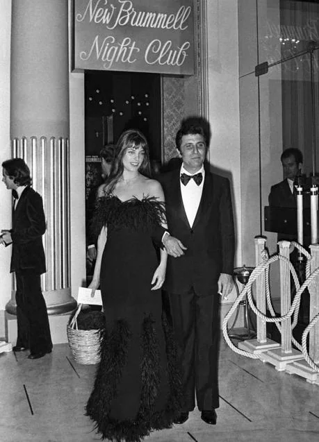 Jane Birkin, junto a Gilbert Becaud en Cannes, con vestido de gala y su icónica cesta. Foto: Gtres.