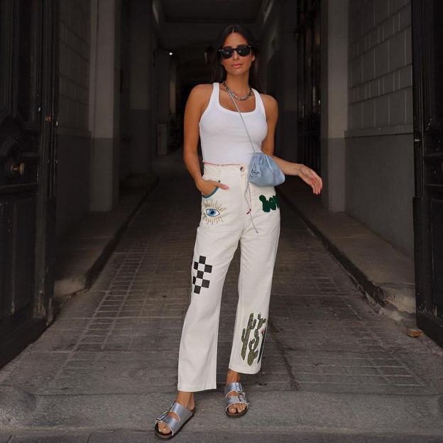 Amamos este look de verano con los pantalones más originales y las sandalias cómodas favoritas de las influencers