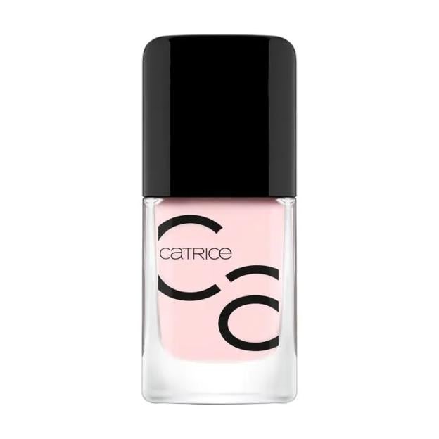 Esmalte de uñas en color rosa pastel de Catrice.