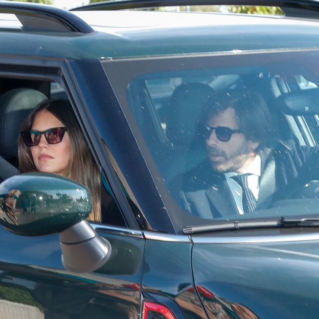 Álvaro Falcó e Isabelle Junot llegando al tanatorio.