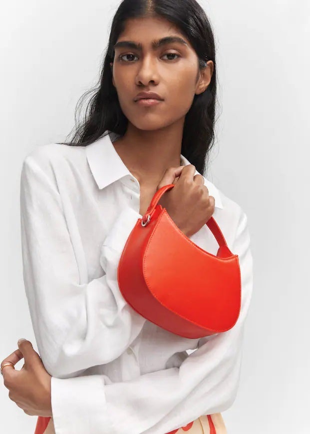 Bolso de mano de Mango (22,99 euros)