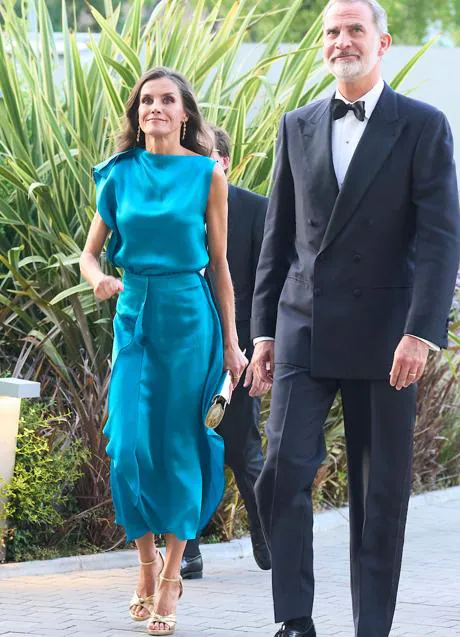 Los reyes Felipe y Letizia, elegantísimos a su llegada a la sede de Vocento, donde se celebró la entrega de los Premios de Periodismo Mariano de Cavia. (FOTO: LIMITED PICTURES)