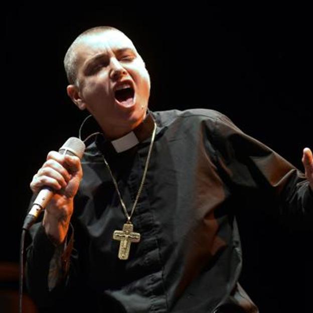 Sinead O'Connor durenta una actuación. /