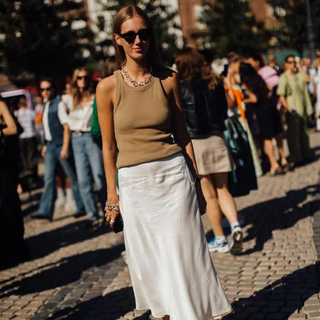 La falda larga de Mango que lo tiene todo par triunfar en verano: cómoda, blanca y de lino