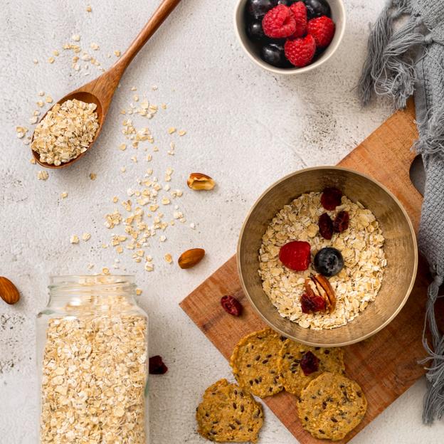 Bowl de avena con frutos rojos.