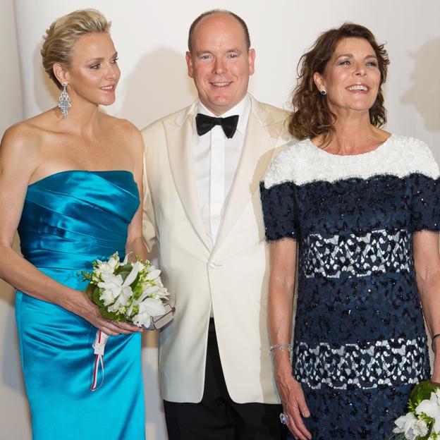 Alberto y Charlène junto a Carolina de Mónaco, en el baile de la Cruz Roja de 2013. 