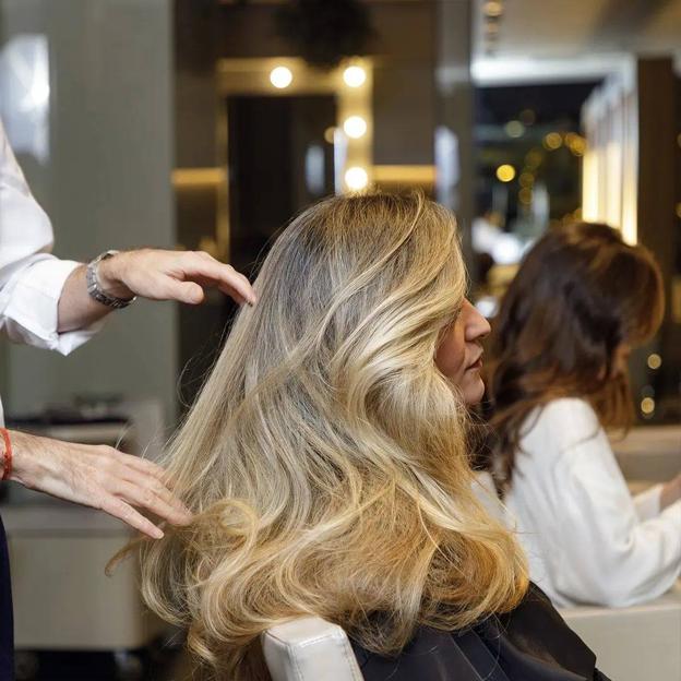 Profesional realizando peinado en una de las mejores peluquerías de Barcelona, Hair Time