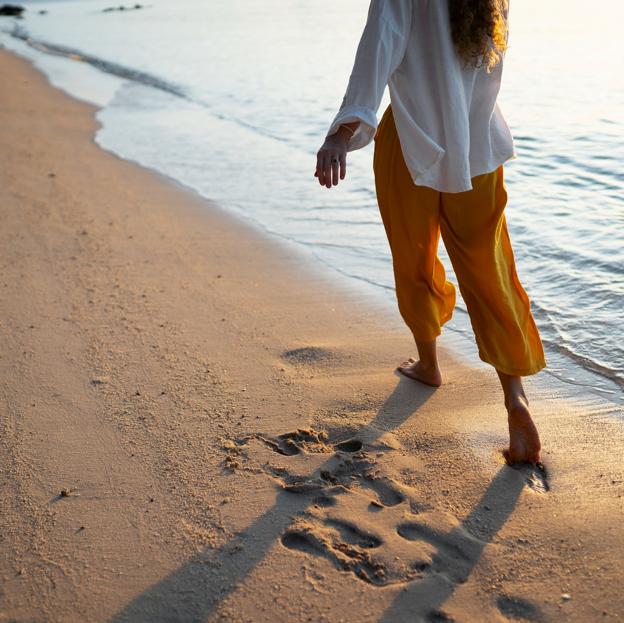 Caminar por la playa adelgaza: todos los beneficios para la salud (y consejos para hacerlo mejor)