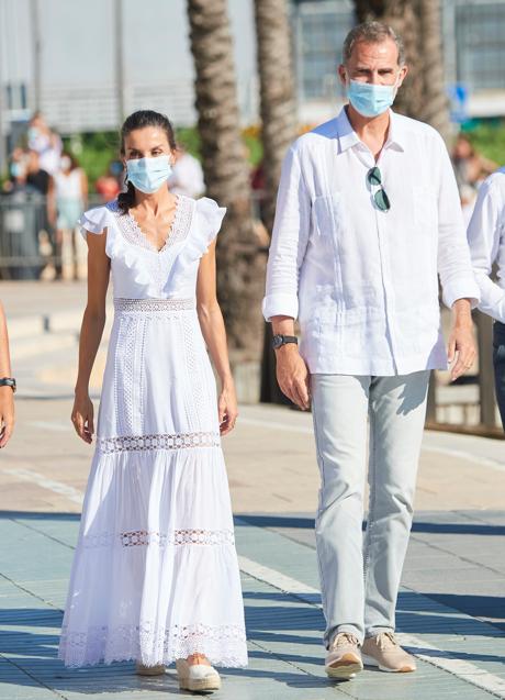 La reina Letizia y el rey Felipe durante las vacaciones de Mallorca de 2020. / LIMITED PICTURES