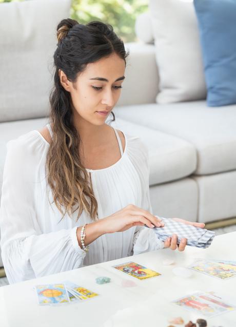 Mujer con cartas del Tarot/PEXELS