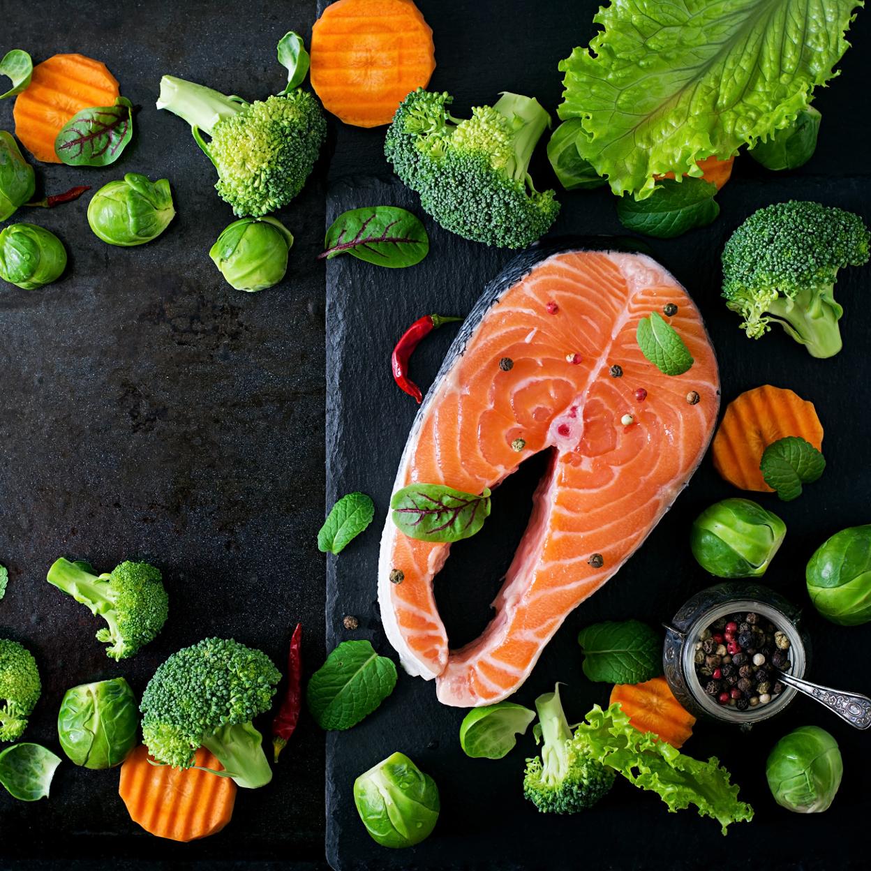 Salmón y verduras para una dieta antiinflamatoria. /Imagen de timolina en Freepik.