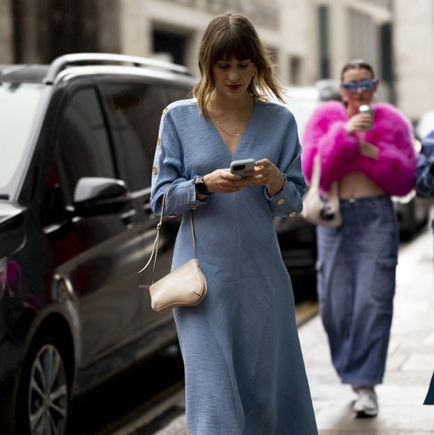 Sfera ya tiene los vestidos largos que más vas a llevar en otoño con botas