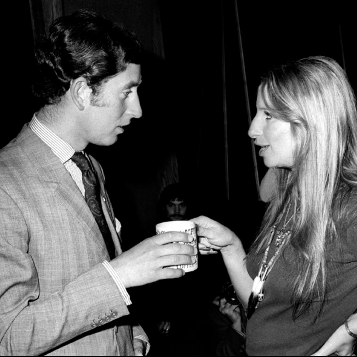 Carlos III en 1974 con Barbra Streisand. /getty