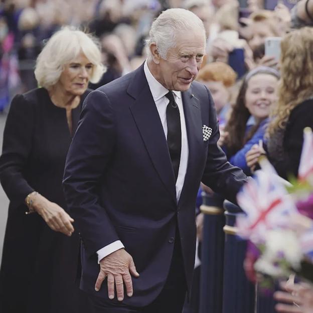 Carlos III y la reina Camilla se mostraron muy cercanos a la ciudadanía en los días posteriores al fallecimiento de Isabel II y fueron protagonistas de los funerales de Estado que se celebraron en Londres. 