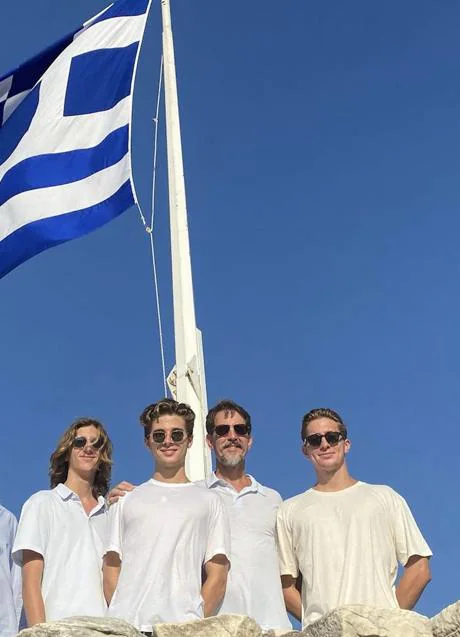 Pablo de Grecia posa con sus tres hijos mayores durante unas vacaciones en Grecia. (FOTO: D.R.)