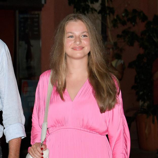 El look más barato de Leonor en Mallorca: vestido midi rosa Barbie de Sfera con alpargatas blancas