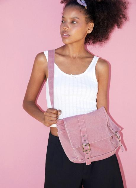 Bolso bandolera de Pull & Bear (19,99 euros)