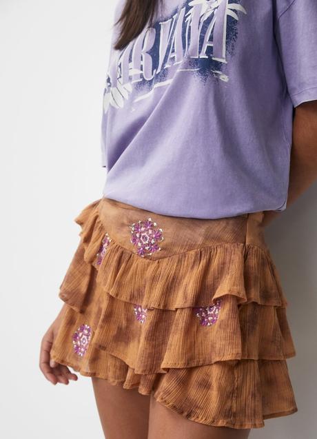 Falda estampada de Pull & Bear (22,99 euros)