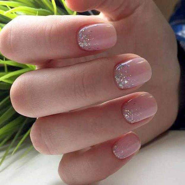 Tendencias de manicura de uñas cortas con glitter