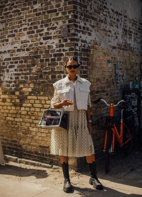 Una mujer con botas chunky. Foto: Launchmetrics Spotlight.