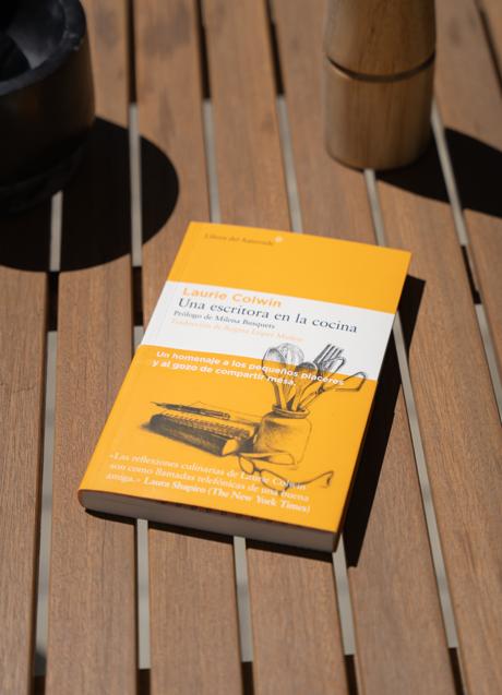 El libro Una escritora en la cocina, publicado por Libros del Asteroide. / Luca López