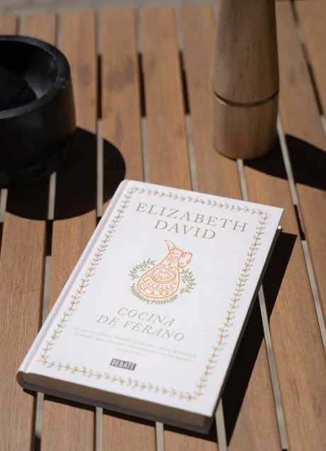 El libro Cocina de Verano de Elizabeth David, publicado en España por la editorial Debate. / Luca López