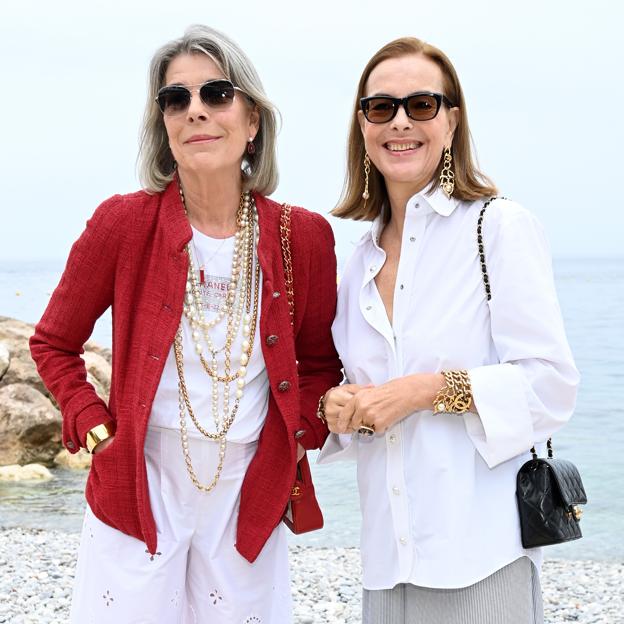 Carolina de Mónaco y su amiga y consuegra, Carole Bouquet, en un desfile de Alta Costura de Chanel.