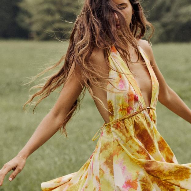 El vestido viral de Zara que arrasa allá donde va está a punto de agotarse: su aire boho quita años y combina con todo