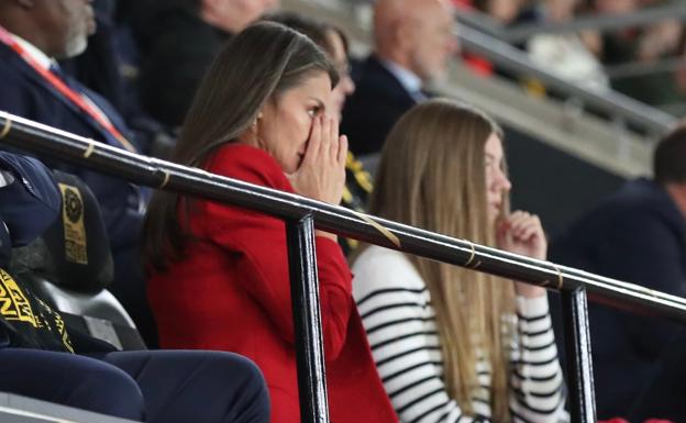 la reina Letizia no pudo disimular su emoción en los momentos de más incertidumbre del partido, como el penalti que falló España en el segundo tiempo.