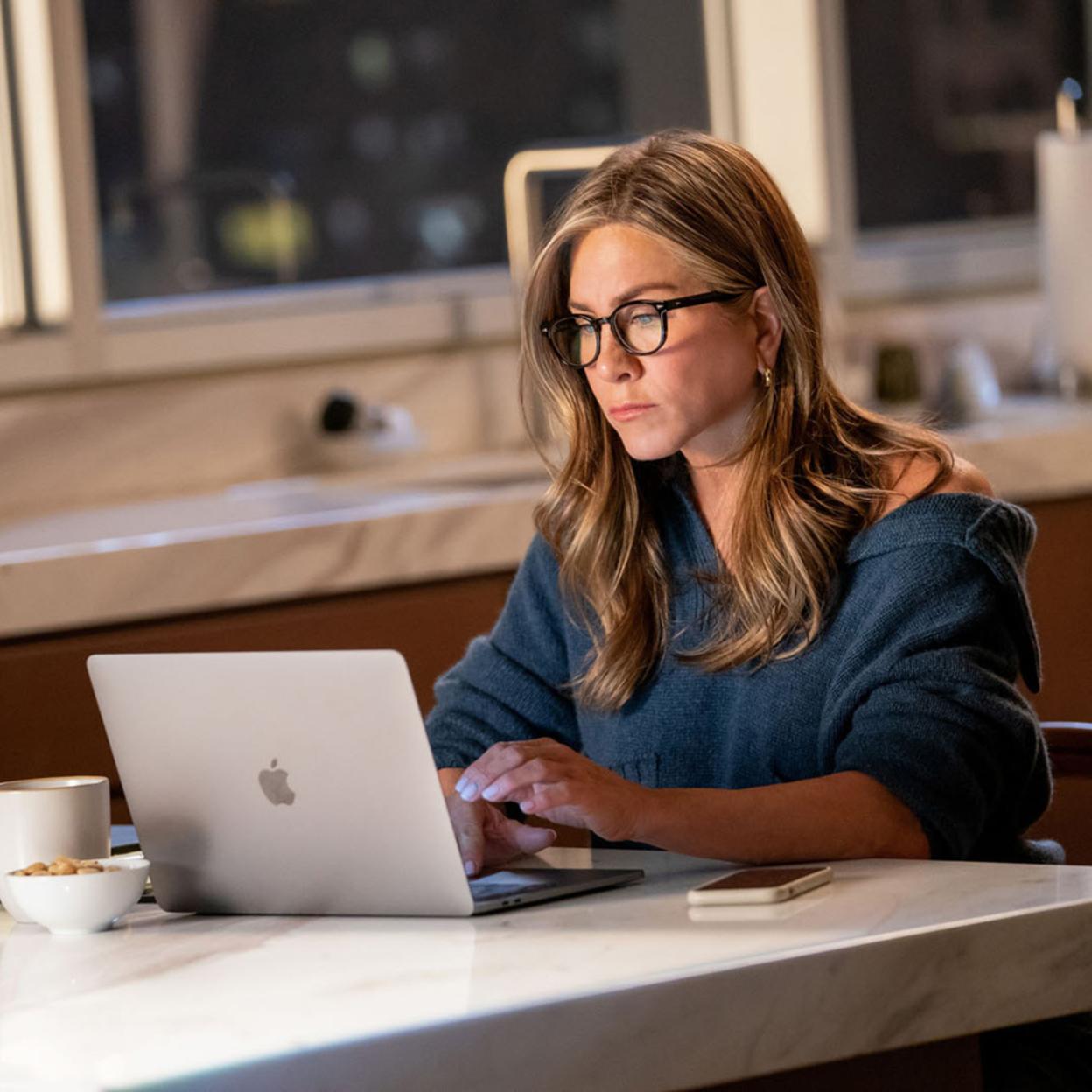 Jennifer Aniston en una escena de The Morning Show. /Apple TV+