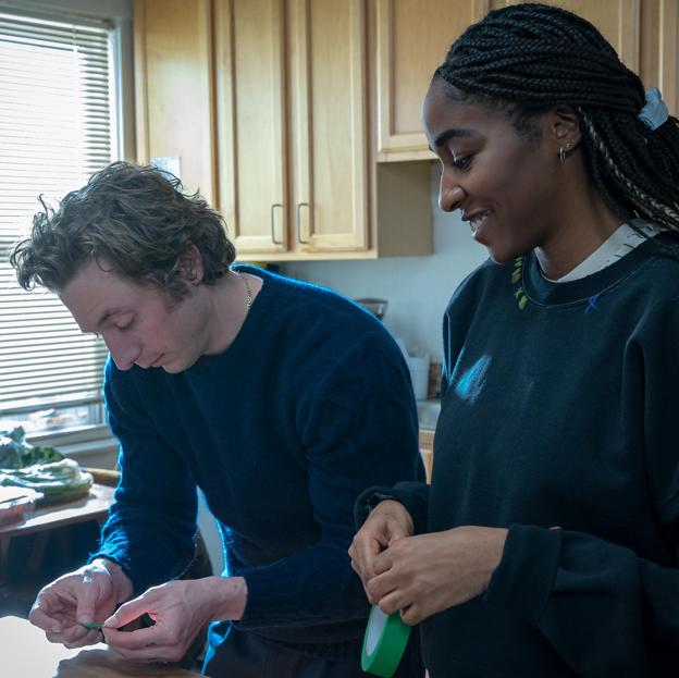 Jeremy Allen White como Carmy y Ayo Ebebiri en el papel de Sydney, en una imagen de la segunda temporada de The Bear.