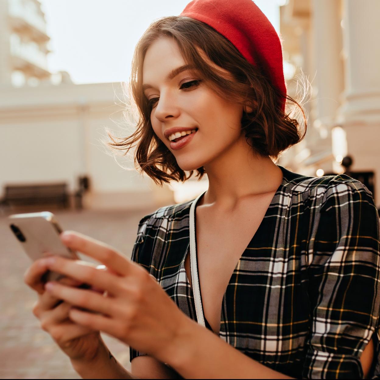 Mujer mirando su teléfono móvil. /Imagen de lookstudio en Freepik.