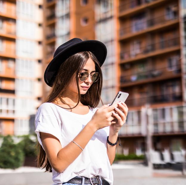 Mujer mirando su teléfono móvil. 