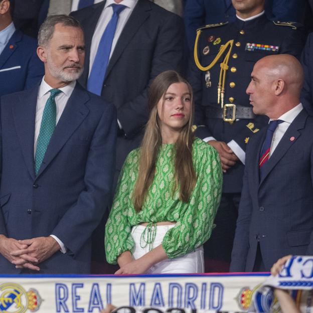 El gesto serio del rey Felipe en el palco del estadio sevillano de La Cartuja, durante la final de la Copa del Rey de este año. Una vez más, la infanta Sofía se sentó al lado de Luis Rubiales, presidente de la RFEF. 