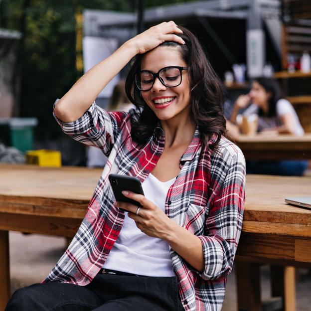 Mujer mirando su teléfono móvil. 