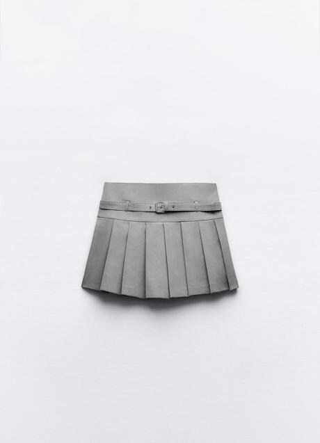 Falda gris de tablas de Zara (25,99 euros)