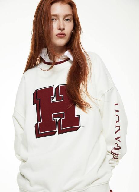 Sudadera varsity con logo universitario