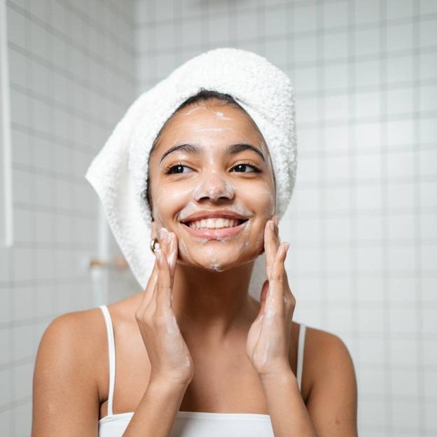 Mujer realizando limpieza facial