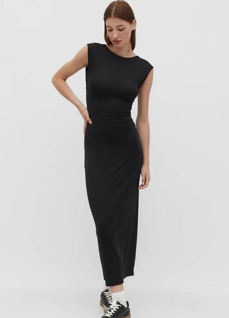 Vestido negro de Stradivarius (22,99 euros)