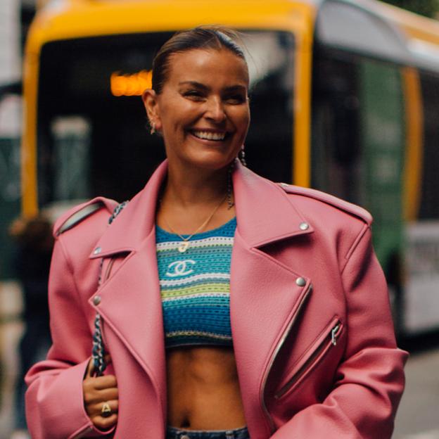 Una mujer sonriendo en el street style.