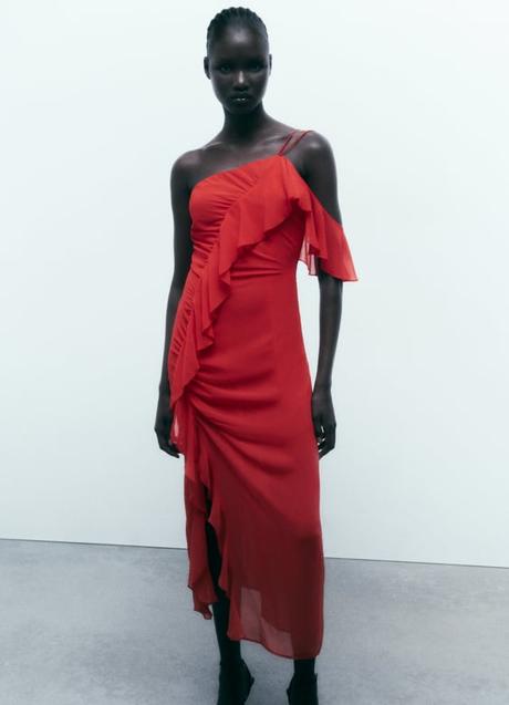 El vestido midi rojo de Zara.