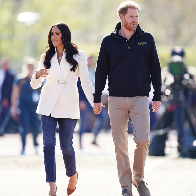 Harry y Meghan en una imagen de su nuevo documental. /