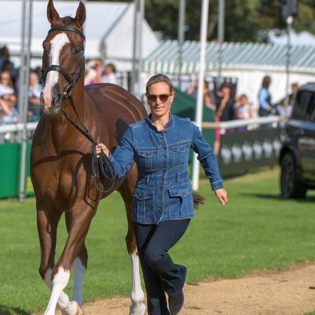 Zara Tindall con chaqueta vaquera en los caballos.