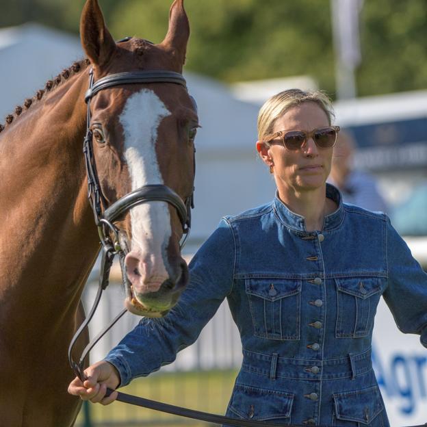 Zara Tindall con chaqueta vaquera en una carrera de caballos.