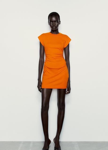 Vestido naranja de Zara, 17,95 euros.