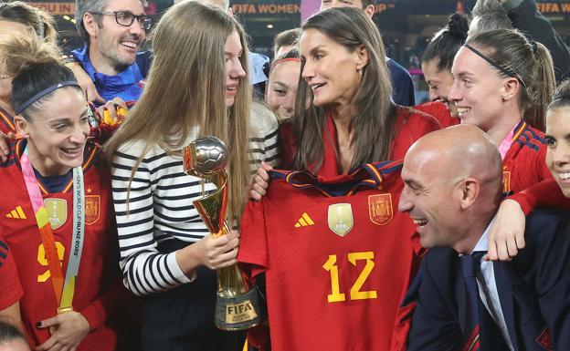 Una de las escenas del paseo triunfal de la reina Letizia y la infanta Sofía en el Mundial de fútbol femenino en Australia y Nueva Zelanda. 