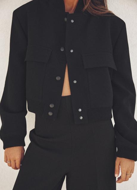 Chaqueta negra de Zara (59,95 euros)